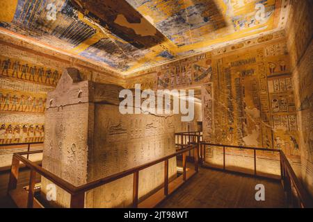 Blick auf den weißen Stein-Sarkophag im alten ägyptischen Grab des Tals der Könige in Luxor, Ägypten Stockfoto