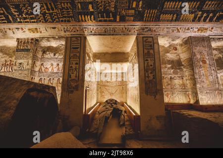 Blick auf den weißen Stein-Sarkophag im alten ägyptischen Grab des Tals der Könige in Luxor, Ägypten Stockfoto