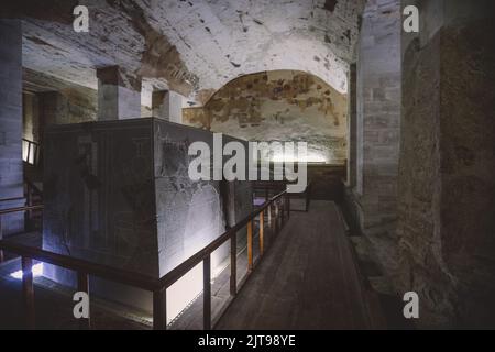 Blick auf den weißen Stein-Sarkophag im alten ägyptischen Grab des Tals der Könige in Luxor, Ägypten Stockfoto