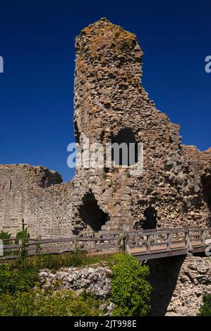 Klaffende Löcher im mittelalterlichen Torhaus-Turm, der den inneren bailey von Pevensey Castle in East Sussex, England, Großbritannien, verteidigte, der von den Normannen innerhalb der Mauern der spätrömischen Küstenfestung Anderitum erbaut wurde. Stockfoto