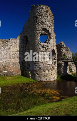 Im alten Mauerwerk des nördlichen Torhaus-Turms aus dem 13.. Jahrhundert, der einst den Zugang zum inneren bailey von Pevensey Castle kontrollierte, einer Festung, die innerhalb der alten römischen Außenmauern in East Sussex, England, Großbritannien, erbaut wurde, vereinigen sich Löcher. Die Burg wurde von den Normannen gegründet, kurz nachdem sie die Engländer in der Schlacht von Hastings 1066 besiegt hatten. Stockfoto