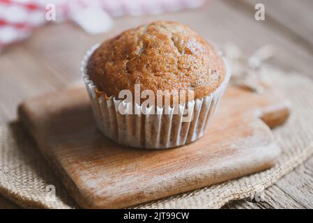 Bananenkuchen auf Holzhintergrund, leckere süße Dessert-Cupcakes oder Snacks Stockfoto