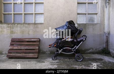 Detail von Baby Transport auf der Straße gedumpt Stockfoto