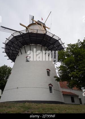 Niedriger Winkel einer großen alten Weissen Getreidemühle mit angrenzendem Nebengebäude Stockfoto