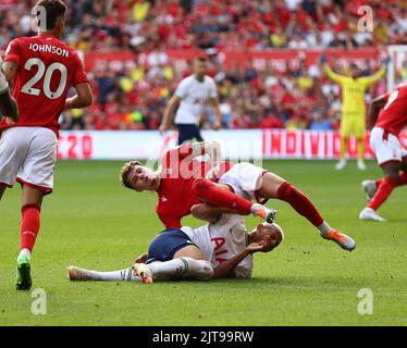 Nottingham, Großbritannien. 28.. August 2022. Neco Williams aus Nottingham Forest fouls Richarlison aus Tottenham während des Spiels der Premier League auf dem City Ground in Nottingham. Bildnachweis sollte lauten: David Klein / Sportimage Kredit: Sportimage/Alamy Live News Stockfoto