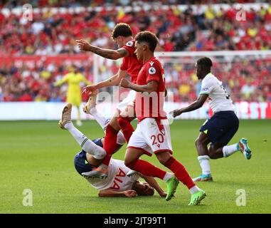 Nottingham, Großbritannien. 28.. August 2022. Neco Williams aus Nottingham Forest fouls Richarlison aus Tottenham während des Spiels der Premier League auf dem City Ground in Nottingham. Bildnachweis sollte lauten: David Klein / Sportimage Kredit: Sportimage/Alamy Live News Stockfoto