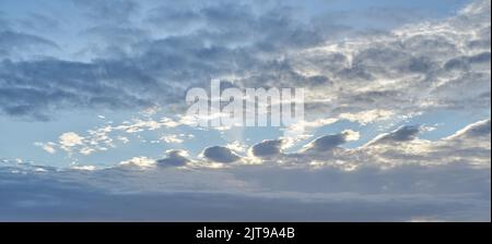 Ungewöhnliche Wolken, die wie Wellen im Ozean aussehen. Stockfoto