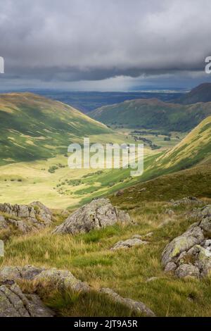 Der Blick hinunter ins Tal von Satura Crag an der Küste zur Küste Fernwanderweg Pfad auf dem Lake District Fjälls im Sommer Stockfoto