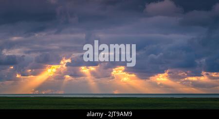 Crepuskuläre Strahlen (besser bekannt als Sonnenstrahlen, Sonnenstrahlen, Splitterlicht oder gottesstrahlen), in der Atmosphärenoptik, Sind Sonnenstrahlen, die scheinen t Stockfoto