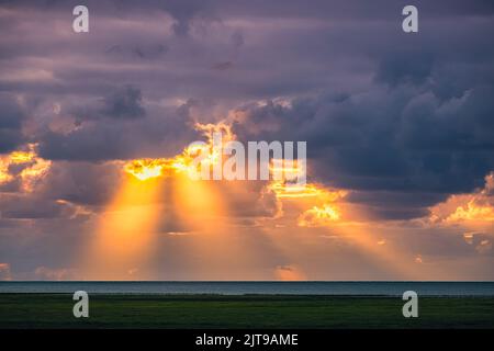 Crepuskuläre Strahlen (besser bekannt als Sonnenstrahlen, Sonnenstrahlen, Splitterlicht oder gottesstrahlen), in der Atmosphärenoptik, Sind Sonnenstrahlen, die scheinen t Stockfoto