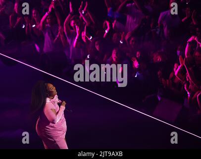 Newark, usAs. 28. August 2022. Lizzo tritt am Sonntag, den 28.. August 2022, bei den MTV Video Music Awards „VMA's“ 2022 im Prudential Center in Newark, NJ, auf. Foto von John Angelillo/UPI Credit: UPI/Alamy Live News Stockfoto