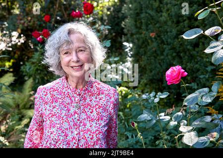 Hamburg, Deutschland. 24. August 2022. Ulla Hahn, Schriftstellerin, steht nach einem Interview über ihren neuen Roman Days in Vitopia in ihrem Garten. Quelle: Georg Wendt/dpa/Alamy Live News Stockfoto