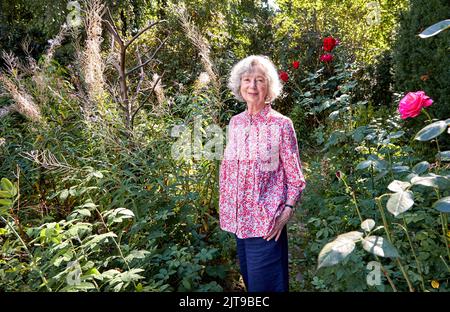 Hamburg, Deutschland. 24. August 2022. Ulla Hahn, Schriftstellerin, steht nach einem Interview über ihren neuen Roman Days in Vitopia in ihrem Garten. Quelle: Georg Wendt/dpa/Alamy Live News Stockfoto