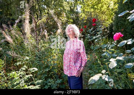 Hamburg, Deutschland. 24. August 2022. Ulla Hahn, Schriftstellerin, steht nach einem Interview über ihren neuen Roman Days in Vitopia in ihrem Garten. Quelle: Georg Wendt/dpa/Alamy Live News Stockfoto