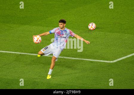 Pedri beim Freundschaftsspiel zwischen Xavi's FC Barcelona (Barça) und Guardiola's Manchester City wegen als-Krankheit im Spotify Camp Nou (Spanien) Stockfoto