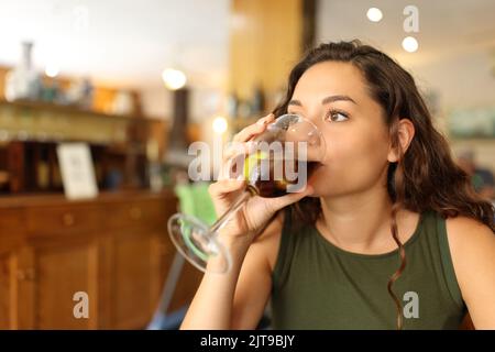 Frau trinkt Erfrischungsgetränke in einem Restaurant Stockfoto