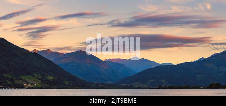 Ein Panoramabild von einem Sommeruntergang in Zell am See, am Zeller See, einem See in Zentralösterreich mit Zugang zu Kaprun und dem Großglockner Stockfoto