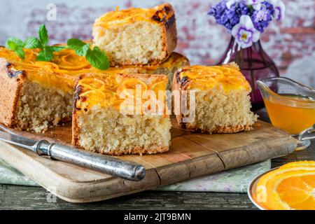 Orange und Mandel umgedrehter Kuchen mit Orangensirup Stockfoto