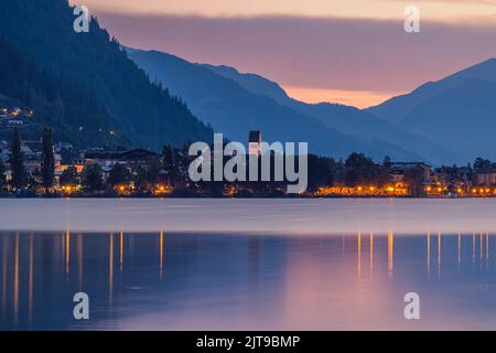Ein früher Sonnenaufgang im Sommer in Zell am See, gelegen am Zeller See, einem See in Zentralösterreich mit Zugang zum Kaprun und dem Großglockner hoch Stockfoto