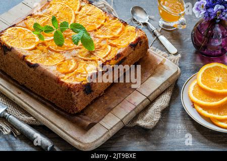 Orange und Mandel umgedrehter Kuchen mit Orangensirup Stockfoto