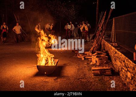 Lagerfeuer in der Fackelabfahrt von La Pobla de Segur, einem immateriellen UNESCO-Weltkulturerbe in den Pyrenäen (Pallars Jussà, Lleida, Katalonien, Spanien) Stockfoto