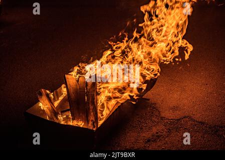 Lagerfeuer in der Fackelabfahrt von La Pobla de Segur, einem immateriellen UNESCO-Weltkulturerbe in den Pyrenäen (Pallars Jussà, Lleida, Katalonien, Spanien) Stockfoto