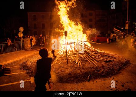 Lagerfeuer in der Fackelabfahrt von La Pobla de Segur, einem immateriellen UNESCO-Weltkulturerbe in den Pyrenäen (Pallars Jussà, Lleida, Katalonien, Spanien) Stockfoto