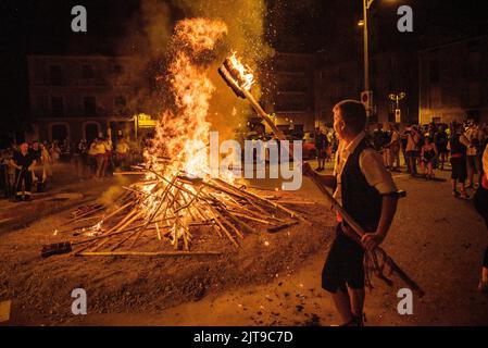 Lagerfeuer in der Fackelabfahrt von La Pobla de Segur, einem immateriellen UNESCO-Weltkulturerbe in den Pyrenäen (Pallars Jussà, Lleida, Katalonien, Spanien) Stockfoto