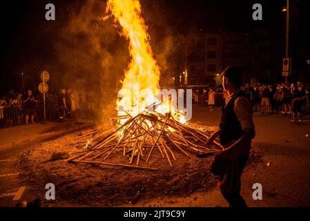 Lagerfeuer in der Fackelabfahrt von La Pobla de Segur, einem immateriellen UNESCO-Weltkulturerbe in den Pyrenäen (Pallars Jussà, Lleida, Katalonien, Spanien) Stockfoto