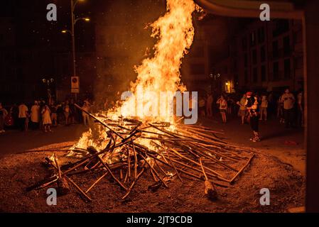 Lagerfeuer in der Fackelabfahrt von La Pobla de Segur, einem immateriellen UNESCO-Weltkulturerbe in den Pyrenäen (Pallars Jussà, Lleida, Katalonien, Spanien) Stockfoto