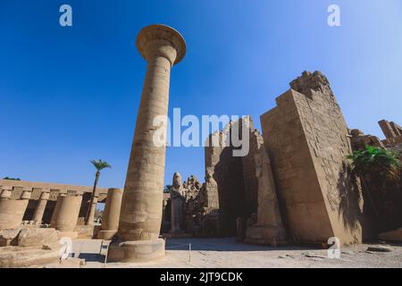 Kalksteinruinen eines altägyptischen Karnak-Tempelkomplexes in der Nähe von Luxor, Ägypten Stockfoto