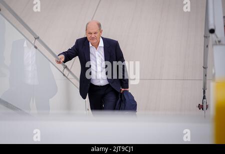 29. August 2022, Brandenburg, Schönefeld: Bundeskanzler Olaf Scholz (SPD) geht auf dem militärischen Teilstück des Flughafens BER Berlin-Brandenburg die Gangway des Airbus A340 der Luftwaffe hinauf. Bei seinem ersten Besuch in der Tschechischen Republik plant er eine Keynote-Rede zur Europapolitik in der Hauptstadt Prag zu halten. Foto: Kay Nietfeld/dpa Stockfoto