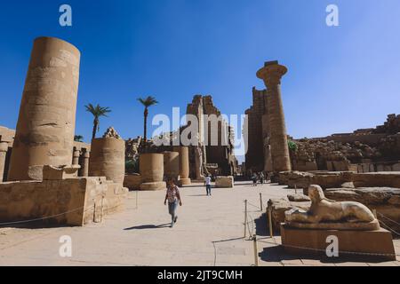 Kalksteinruinen eines altägyptischen Karnak-Tempelkomplexes in der Nähe von Luxor, Ägypten Stockfoto