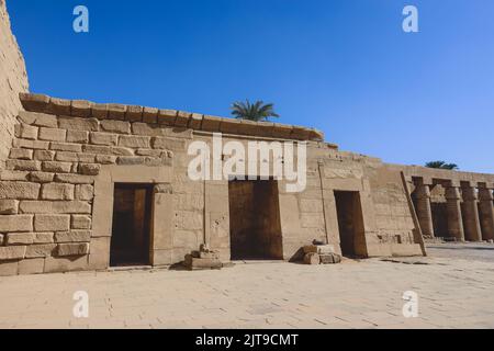 Kalksteinruinen eines altägyptischen Karnak-Tempelkomplexes in der Nähe von Luxor, Ägypten Stockfoto