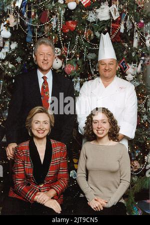 Datei Foto - EXKLUSIV. Der ehemalige Konditormeister des Weißen Hauses, der Franzose Roland Mesnier, posiert mit der Familie Clintons in Washington DC, USA. Roland Mesnier, der in Frankreich geborene Konditormeister des Weißen Hauses, der für fünf US-Präsidenten Delikatessen produzierte, ist im Alter von 78 Jahren gestorben. Mesnier wurde zum ersten Mal während der Präsidentschaft von Jimmy Carter im Jahr 1979 eingestellt und 2004 unter George W. Bush in den Ruhestand verabschiedet. Er starb am Freitag „nach einer kurzen Krankheit“, sagte die Historische Vereinigung des Weißen Hauses auf ihrer Website. Mesnier schrieb bekanntermaßen, dass er in seinen 27 Jahren im Weißen Haus nie zweimal dasselbe Gericht servierte. Foto von White Hou Stockfoto