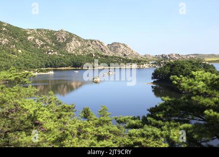 Antiker Pavillon am Samil-See (Samil-po), Provinz Kangwon, im Südosten Nordkoreas (DVRK) Stockfoto