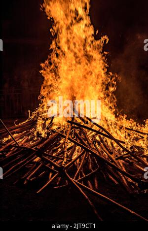 Lagerfeuer in der Fackelabfahrt von La Pobla de Segur, einem immateriellen UNESCO-Weltkulturerbe in den Pyrenäen (Pallars Jussà, Lleida, Katalonien, Spanien) Stockfoto