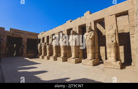 Blick auf die Halle der Karyatiden im Karnak-Tempel in der Nähe von Luxor, Ägypten Stockfoto