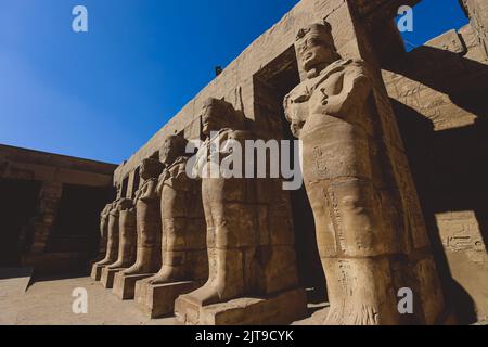 Blick auf die Halle der Karyatiden im Karnak-Tempel in der Nähe von Luxor, Ägypten Stockfoto