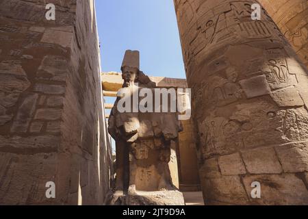 Alte Sandsteinruinen des altägyptischen Gottes im Karnak-Tempelkomplex in der Nähe von Luxor, Ägypten Stockfoto