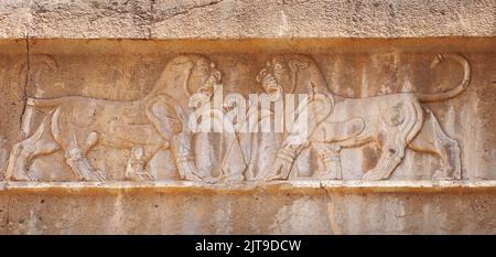 Barrelief mit zwei Löwen über dem Eingang zum Grab von Artaxerxes III., das sich am Hang des Rahmet Mount, Persepolis, Iran, befindet. UNESCO-Welt Stockfoto