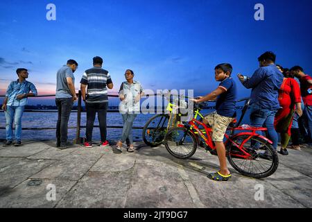 Kalkutta, Indien. 28. August 2022. Ein Kind mit seinem Fahrrad am Ufer des Ganges gesehen. Kredit: SOPA Images Limited/Alamy Live Nachrichten Stockfoto