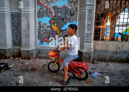 Kalkutta, Indien. 28. August 2022. Ein Kind mit seinem Fahrrad am Ufer des Ganges gesehen. Kredit: SOPA Images Limited/Alamy Live Nachrichten Stockfoto