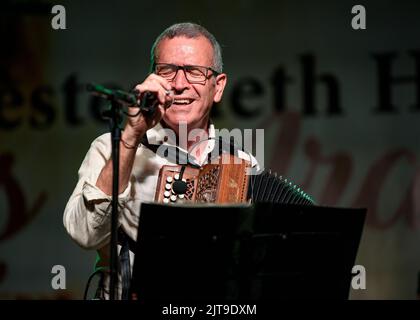 Konzert der aranesischen Gruppe Sarabat, basierend auf traditioneller oktanischer Volksmusik in Les (Aran-Tal, Lleida, Katalonien, Spanien) Stockfoto