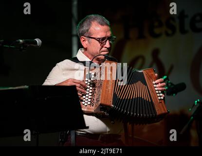 Konzert der aranesischen Gruppe Sarabat, basierend auf traditioneller oktanischer Volksmusik in Les (Aran-Tal, Lleida, Katalonien, Spanien) Stockfoto