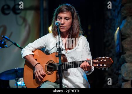 Konzert der aranesischen Gruppe Sarabat, basierend auf traditioneller oktanischer Volksmusik in Les (Aran-Tal, Lleida, Katalonien, Spanien) Stockfoto