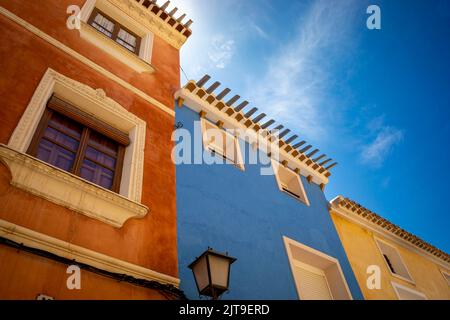 Farbige Fassaden der Häuser des historischen Zentrums der Stadt Mula, in der Region Murcia, Spanien. Stockfoto