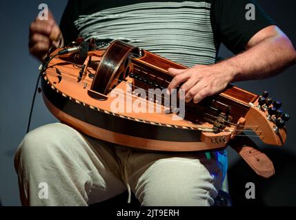 Konzert der aranesischen Gruppe Sarabat, basierend auf traditioneller oktanischer Volksmusik in Les (Aran-Tal, Lleida, Katalonien, Spanien) Stockfoto