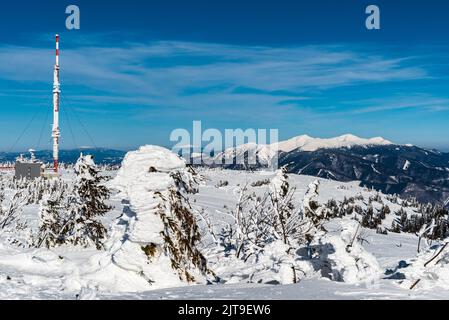 Kommunikationsturm auf dem Berg Krizava, Pilsko und Babia hora in den Bergen Oravske Beskydy und Krivanska Mala Fatra von Martinske Hole i Stockfoto