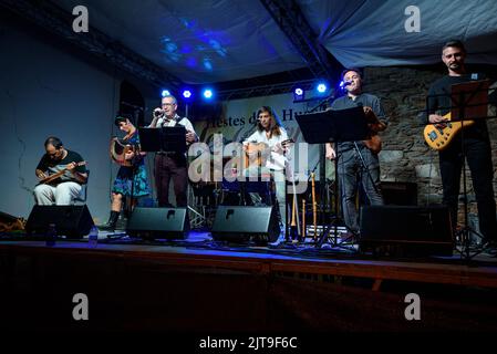 Konzert der aranesischen Gruppe Sarabat, basierend auf traditioneller oktanischer Volksmusik in Les (Aran-Tal, Lleida, Katalonien, Spanien) Stockfoto